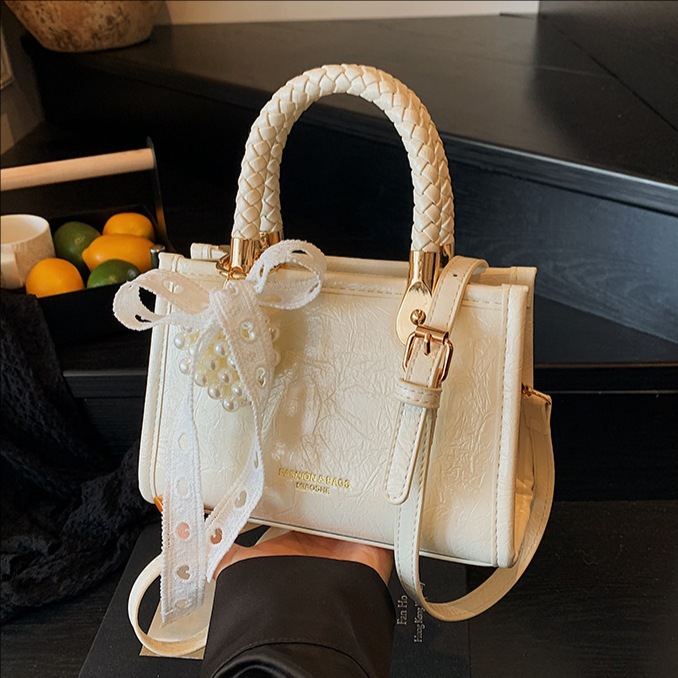 A high-end, fashionable and versatile small square handbag for women in 2025, a simple and elegant single-shoulder crossbody bag in solid color full figure