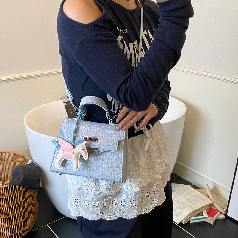 The new 2025 cross-border crocodile pattern fashionable hand-held Kelly bag is a versatile, high-end and stylish single-shoulder crossbody bag for women Specification drawing