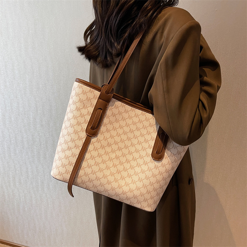 Factory-customized wholesale of large-capacity retro commuter bags, casual tote bags, printed letter hand-held large bags, single-shoulder bags full figure