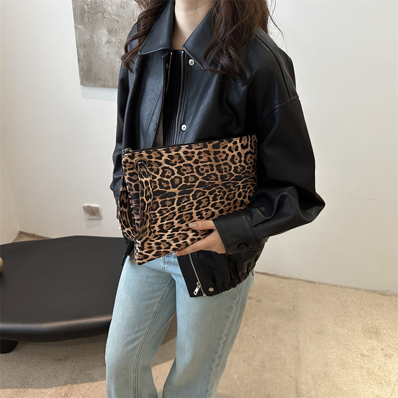 New cross-border stylish European and American hand-held bag, fashionable large capacity, personalized and versatile leopard print envelope bag Specification drawing