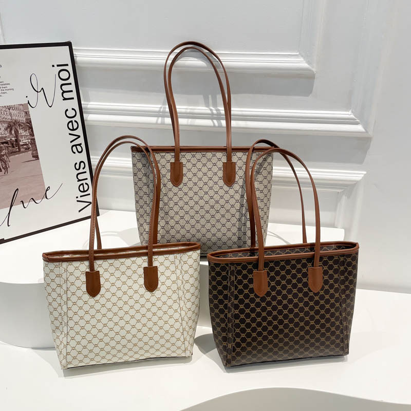 Cross-border bag, women's large-capacity 2024 new versatile and high-end single-shoulder crossbody bag, commuting fashion tote bag Application Scenario