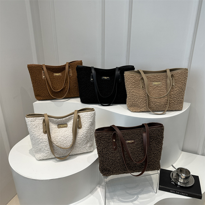 Casual ladies' class commuting tote bag 2024 Autumn New style fashionable plush single-shoulder bag retro handbag for women Application Scenario