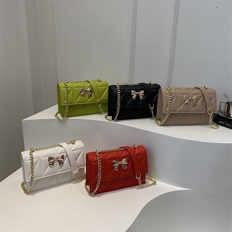 A trendy butterfly magnetic clasp underarm bag for women's 2024 autumn and winter collection, a stylish small square bag, a single-shoulder crossbody bag for women Application Scenario