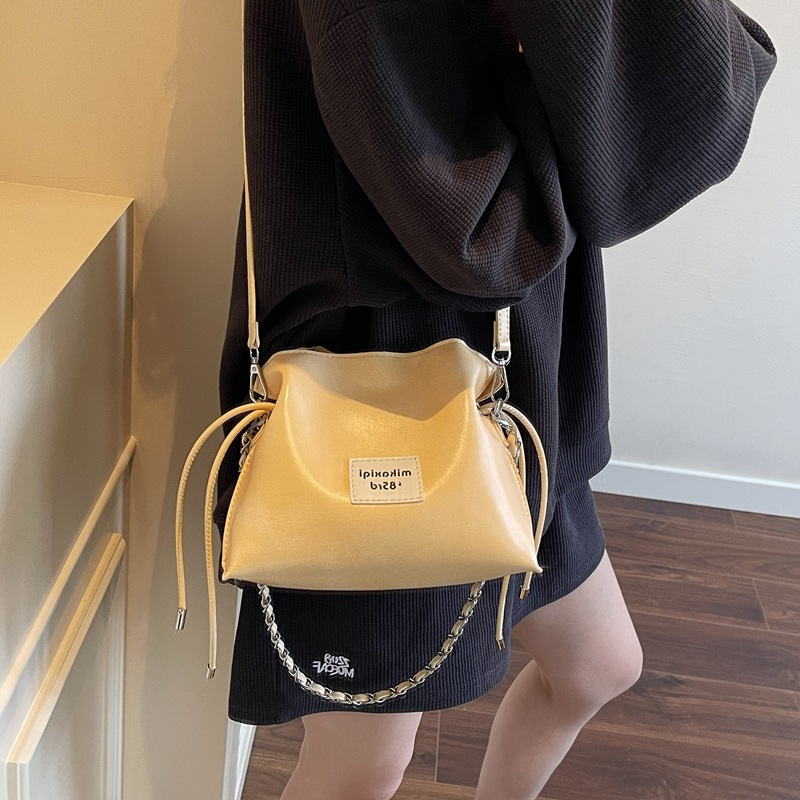 High-end and fashionable chain hand-held bucket bag for women 2025 new style, versatile for commuting and casual use, drawstring single-shoulder crossbody bag details Picture