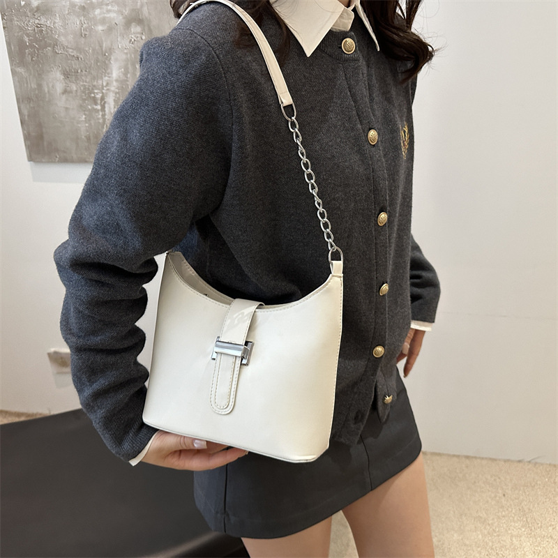 This stylish and retro chain single-shoulder bag is a unique design for the 2024 autumn collection. It is a simple and minimalist crossbody bucket bag for commuting Specification drawing