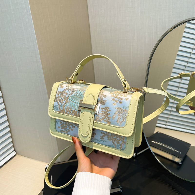 A niche design and fashionable single-shoulder small square bag for the autumn of 2024, a simple and elegant Korean-style hand-held crossbody bag full figure