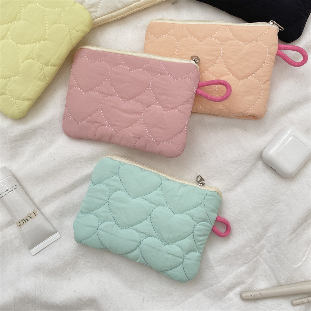 410122 Quilted heart-shaped coin purse, candy-colored storage bag, mini portable menstrual hygiene bag, makeup bag Application Scenario