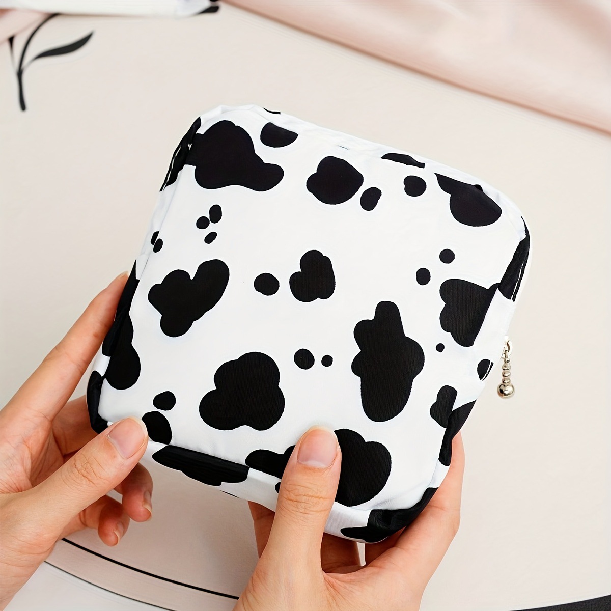 Sanitary napkin storage bag for girls, portable cosmetics lipstick bag, ins sanitary napkins and sanitary napkins storage small bag Application Scenario