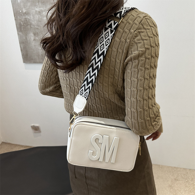 Personalized, fashionable and trendy women's bag, casual and versatile, small letter square bag, wide shoulder strap, popular single-shoulder bag Specification drawing
