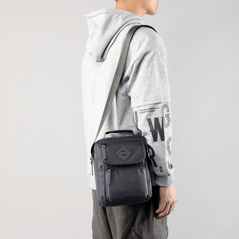 A new large-capacity casual shoulder bag for men, made of nylon fabric, and a small square hand-held bag for men Specification drawing