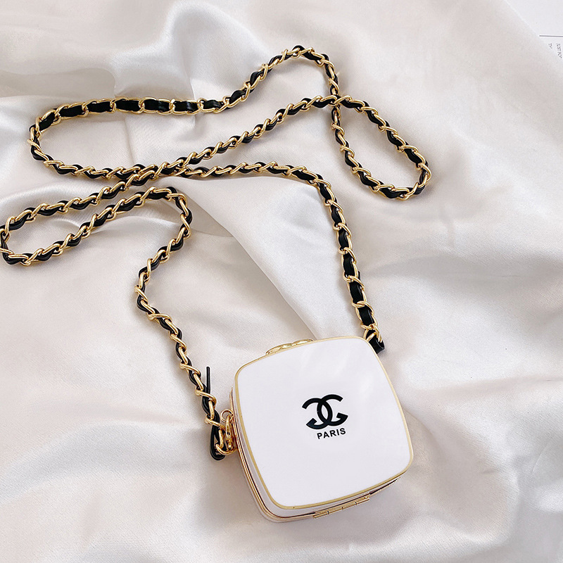 The popular Chanel-style chain bag is a new fashion accessory for women in 2025, featuring a mini mouth, red envelope and pearl crossbody small square bag details Picture