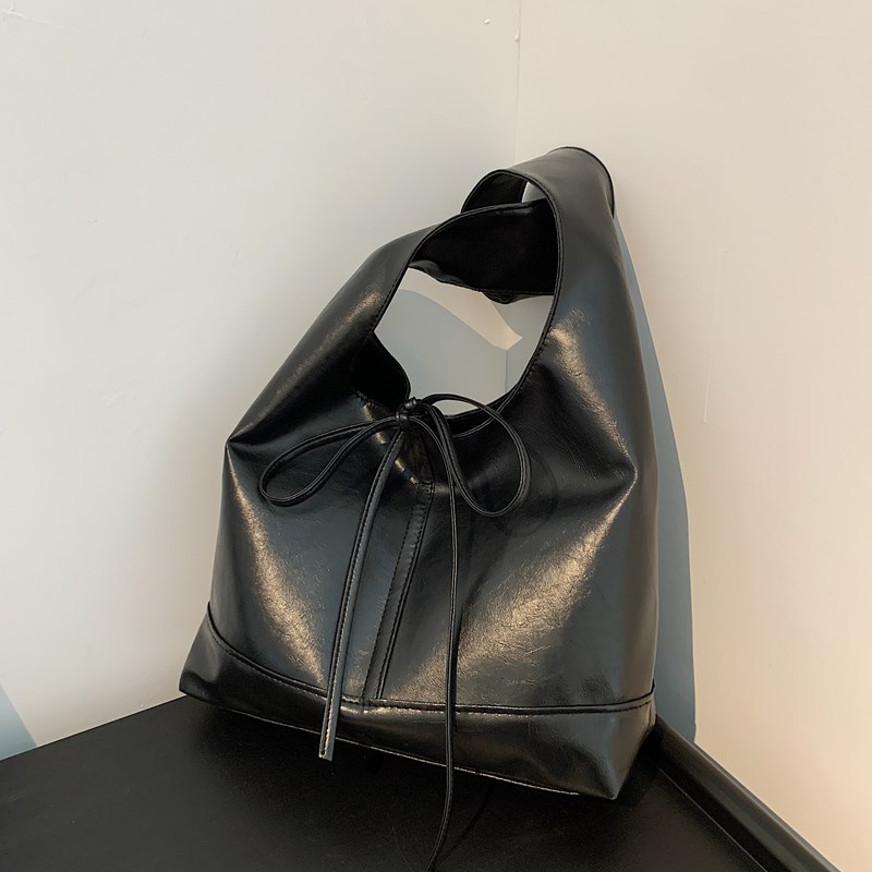 Fashionable pleated tote bag for women, Korean style trendy large-capacity underarm bag 2024, versatile, niche and high-end single-shoulder bag full figure