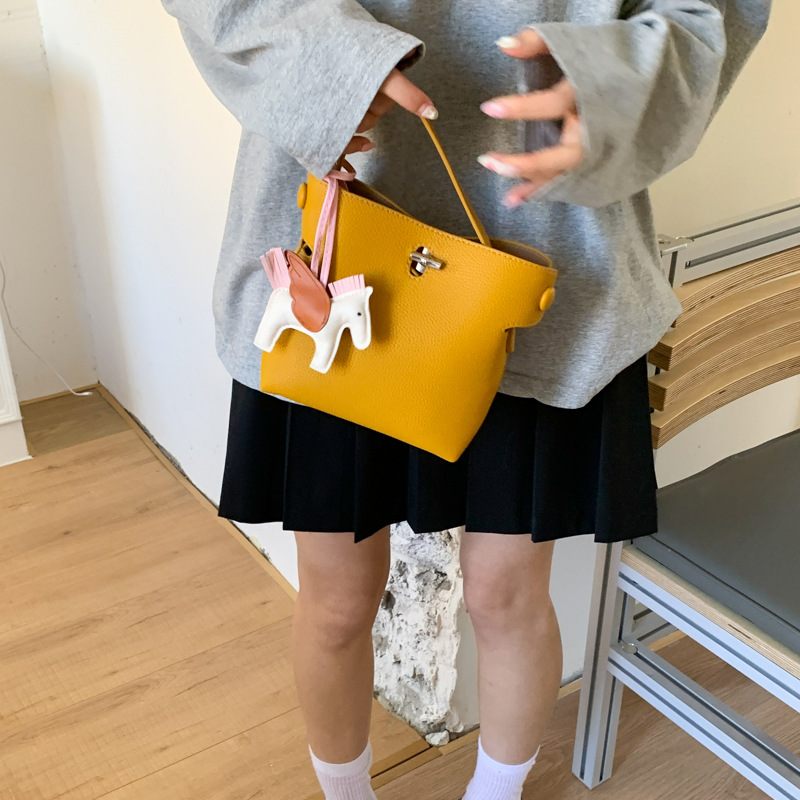 A solid color trendy bestseller handbag for women, a new 2025 fashionable and versatile crossbody bag, exquisite and super popular simple single-shoulder bag Specification drawing