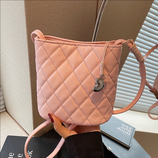 2025 New high-end and fashionable embroidered diamond-shaped bucket bag for women, simple solid color, trendy commuting single-shoulder crossbody bag full figure