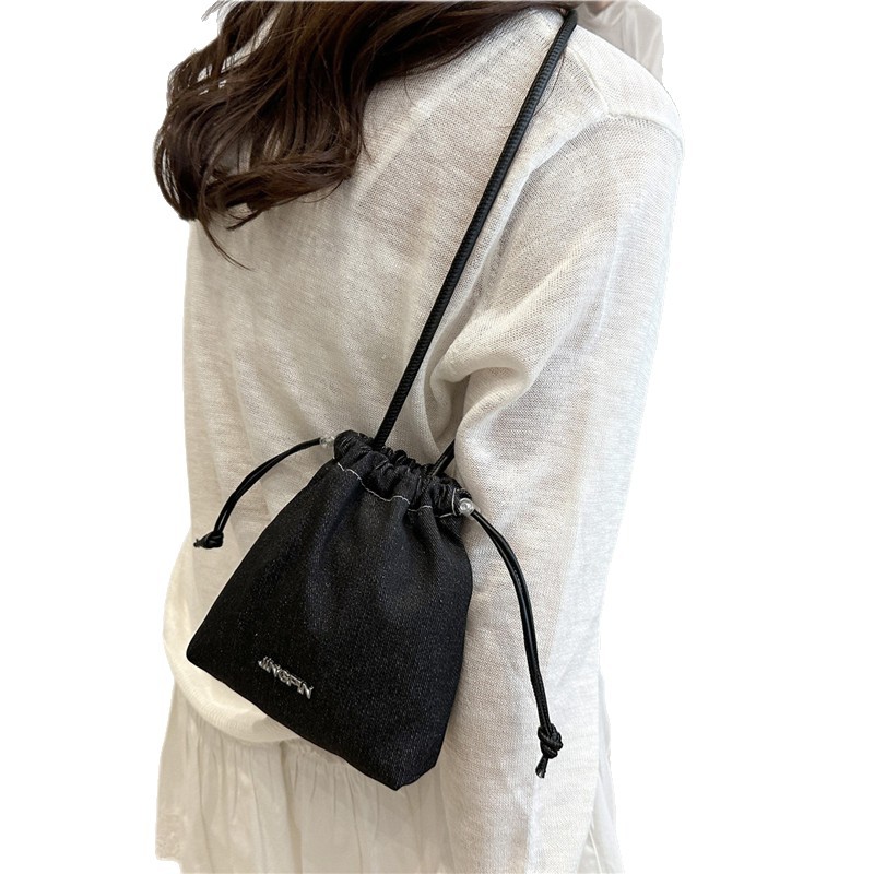 Fashionable denim bucket bag, crossbody bag, women's exquisite and niche design, single-shoulder bag, commuting and working phone small bag Item Picture