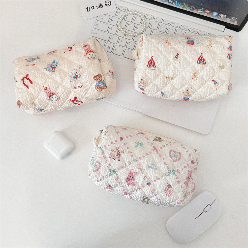 31291 Fresh large-capacity Cosmetics Storage Bag, student storage zipper stationery pen case, Portable Toiletry bag Application Scenario