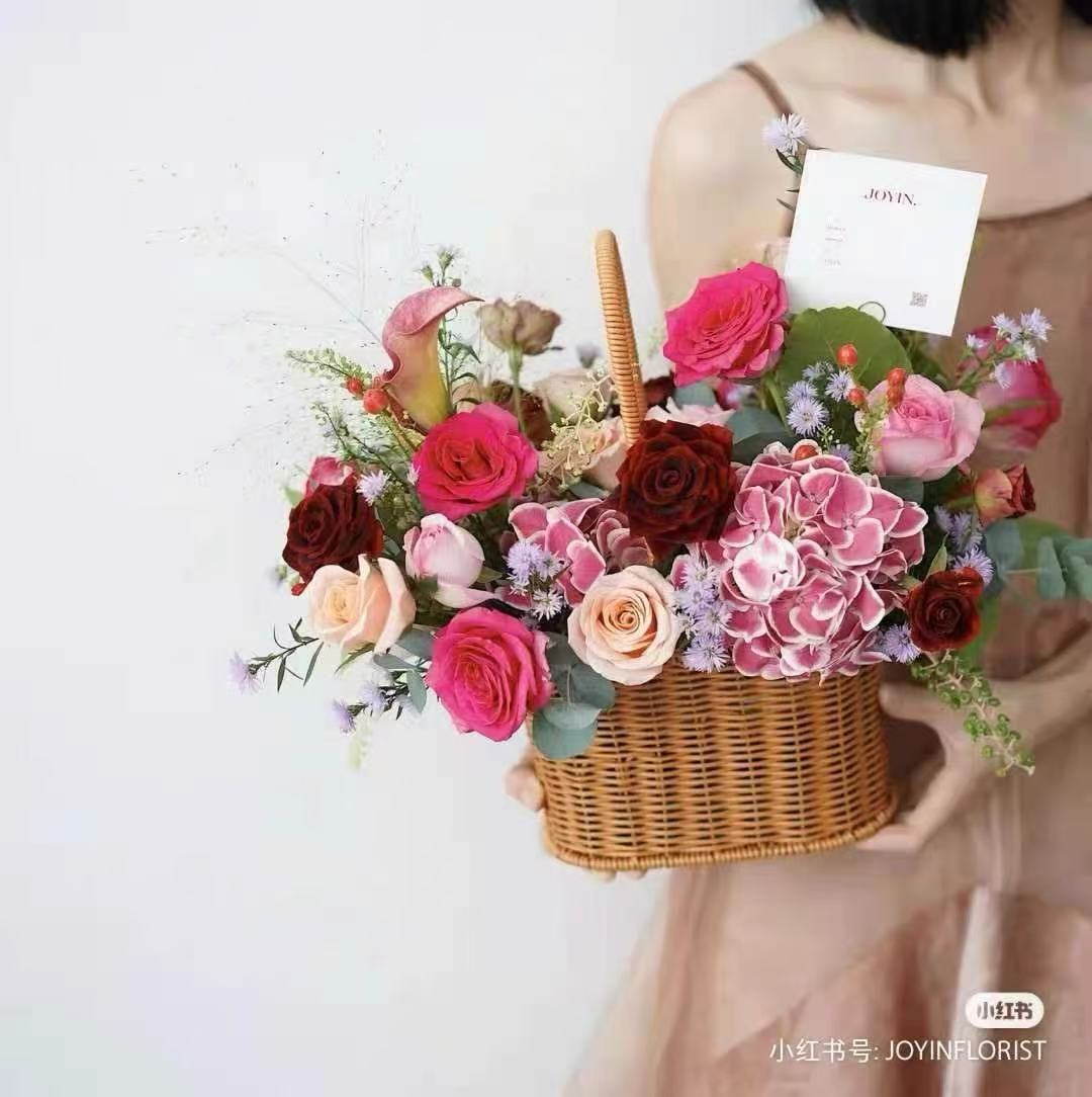 国潮仿藤条手工编织花篮田园风系列塑料藤编手提篮绿植小花篮装饰摆件产品图