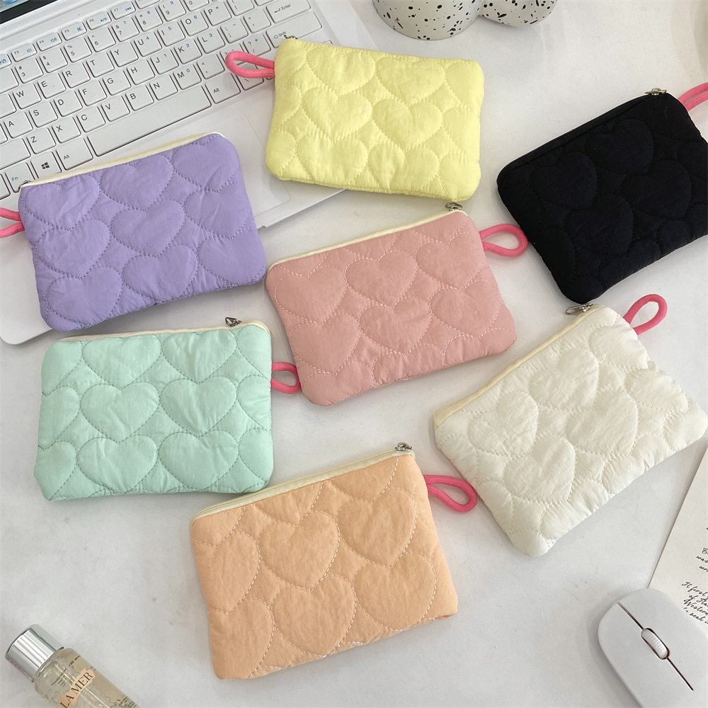 410122 Quilted heart-shaped coin purse, candy-colored storage bag, mini portable menstrual hygiene bag, makeup bag details Picture