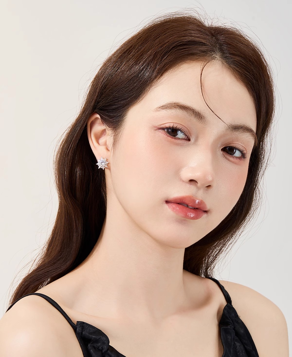 Xuhui brand exquisite and light luxury copper plated with real gold and set with zircon 925 silver needle sunflower knot earrings, fashionable and elegant details Picture
