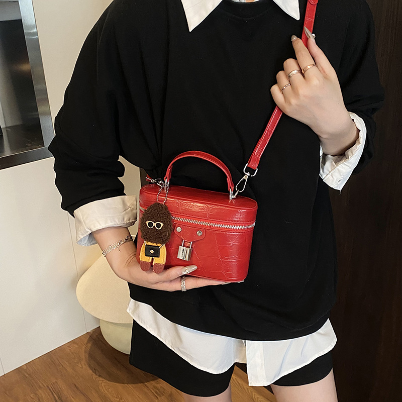 A high-end, stylish and niche hand-held makeup box bag for women, a new 2025 versatile and light luxury commuting single-shoulder crossbody bag Application Scenario