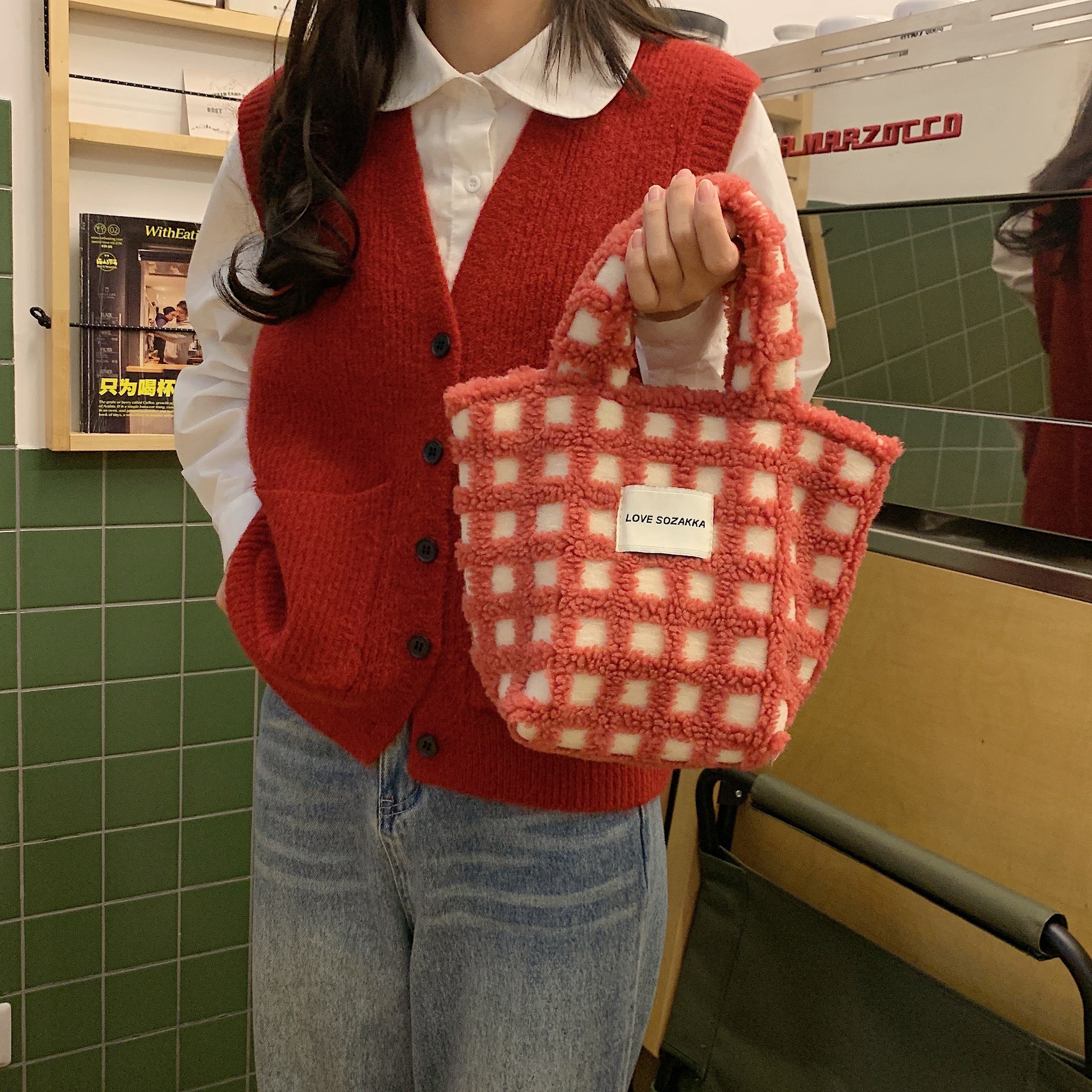 21084 Autumn/Winter new collection: Lamb wool Waffle Bag, cute hand-held tote bag, women's bag, portable large-capacity hand-held bag Specification drawing