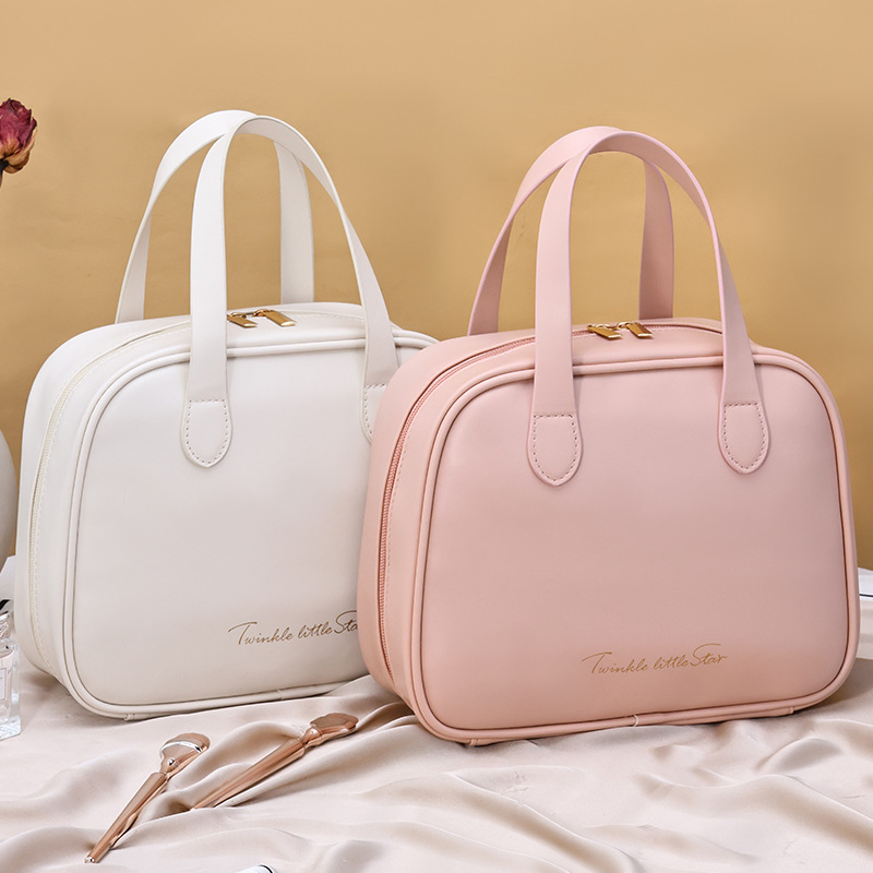 The half-moon hand-held makeup bag has a large capacity, is fashionable and has a high appearance level. It features zoned storage and a high-end feel. It is a large washbasin storage bag details Picture