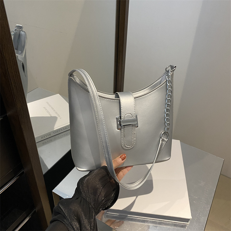 This stylish and retro chain single-shoulder bag is a unique design for the 2024 autumn collection. It is a simple and minimalist crossbody bucket bag for commuting full figure