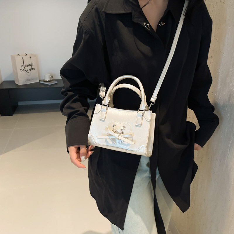 The new 2024 autumn collection features a unique, trendy and retro handbag. It's a stylish and simple Korean style single-shoulder crossbody small square bag details Picture