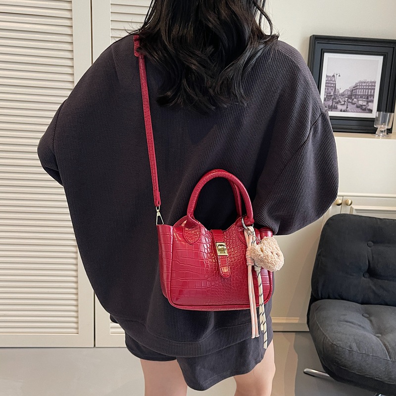 Korean-style fashionable, versatile and simple hand-held bucket bag 2025 new style, exquisite and high-end crocodile pattern single-shoulder crossbody bag Application Scenario