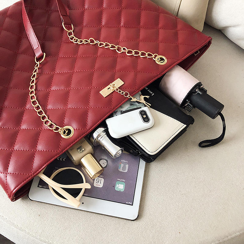 Women's bag 2022 New style embroidered thread diamond chain large bag crossbody bag Large capacity bag, Little Deer single-shoulder bag wholesale bag Application Scenario