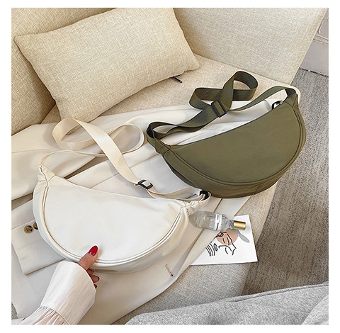 2022 New Korean-style trendy and simple student crossbody bag, women's canvas, ins fashionable black single-shoulder dumpling bag Specification drawing