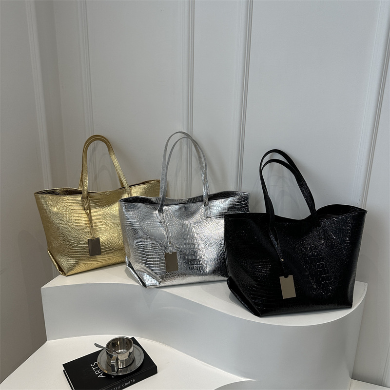 2024 New large-capacity PU casual crocodile pattern fashionable retro European and American commuter tote single-shoulder handbag for women Application Scenario