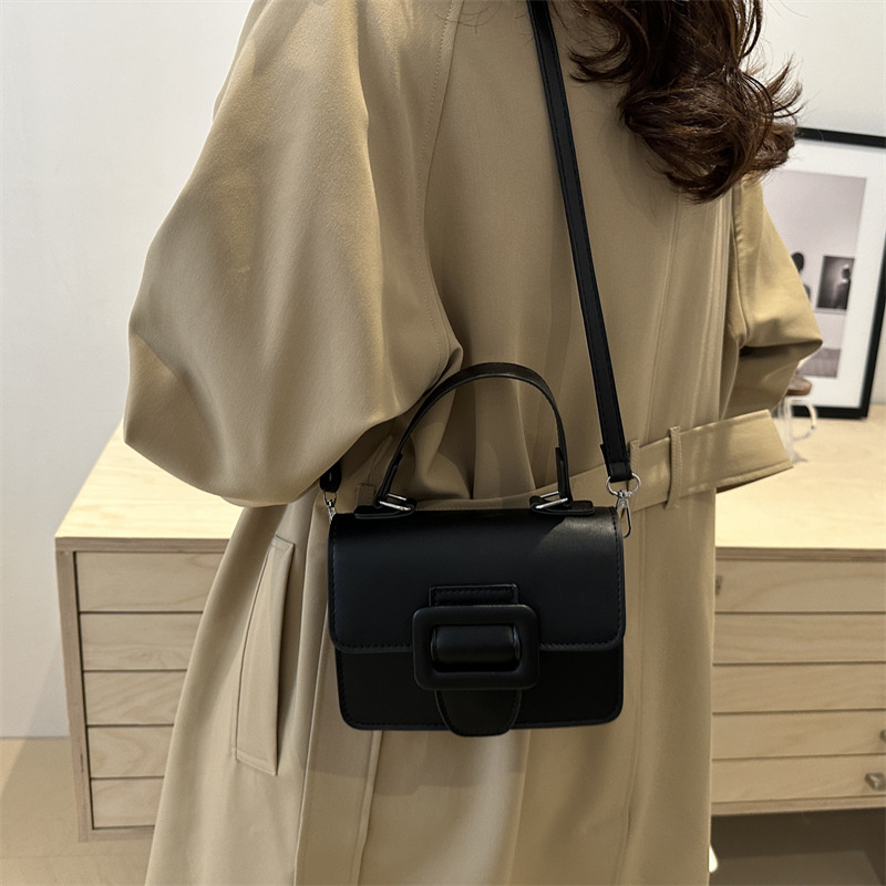 The 2024 autumn new Korean-style single-shoulder handbag is a casual and fashionable crossbody bag for ladies Specification drawing