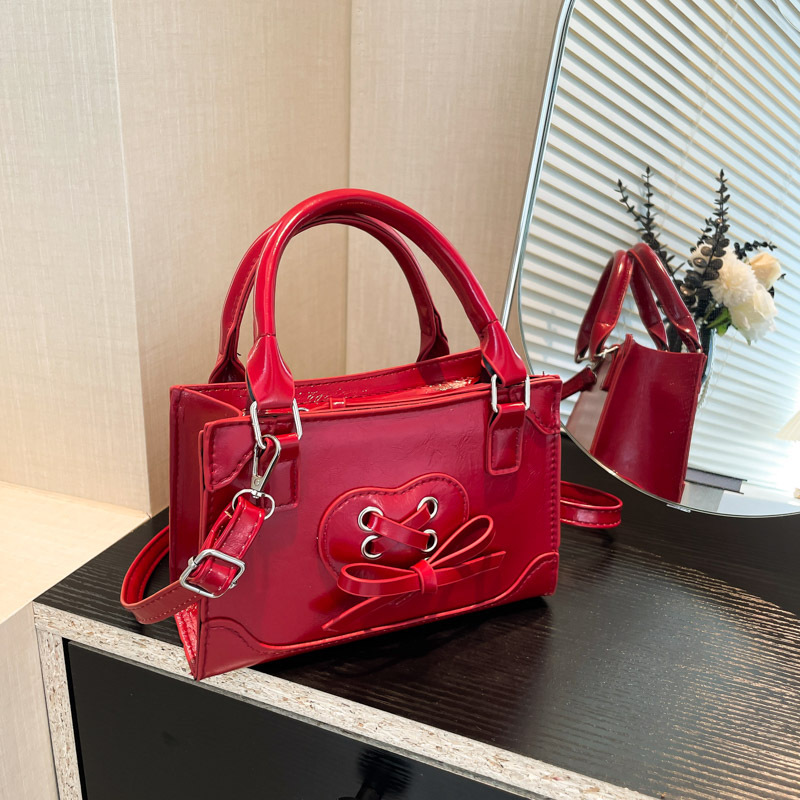 The new 2024 autumn collection features a unique, trendy and retro handbag. It's a stylish and simple Korean style single-shoulder crossbody small square bag full figure