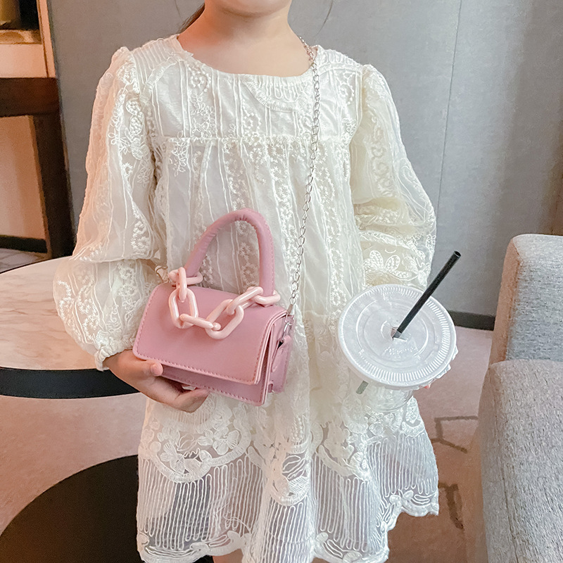 A 2022 new fashion chain mini handbag for women, a French ins single-shoulder crossbody bag, and a personalized small bag Specification drawing
