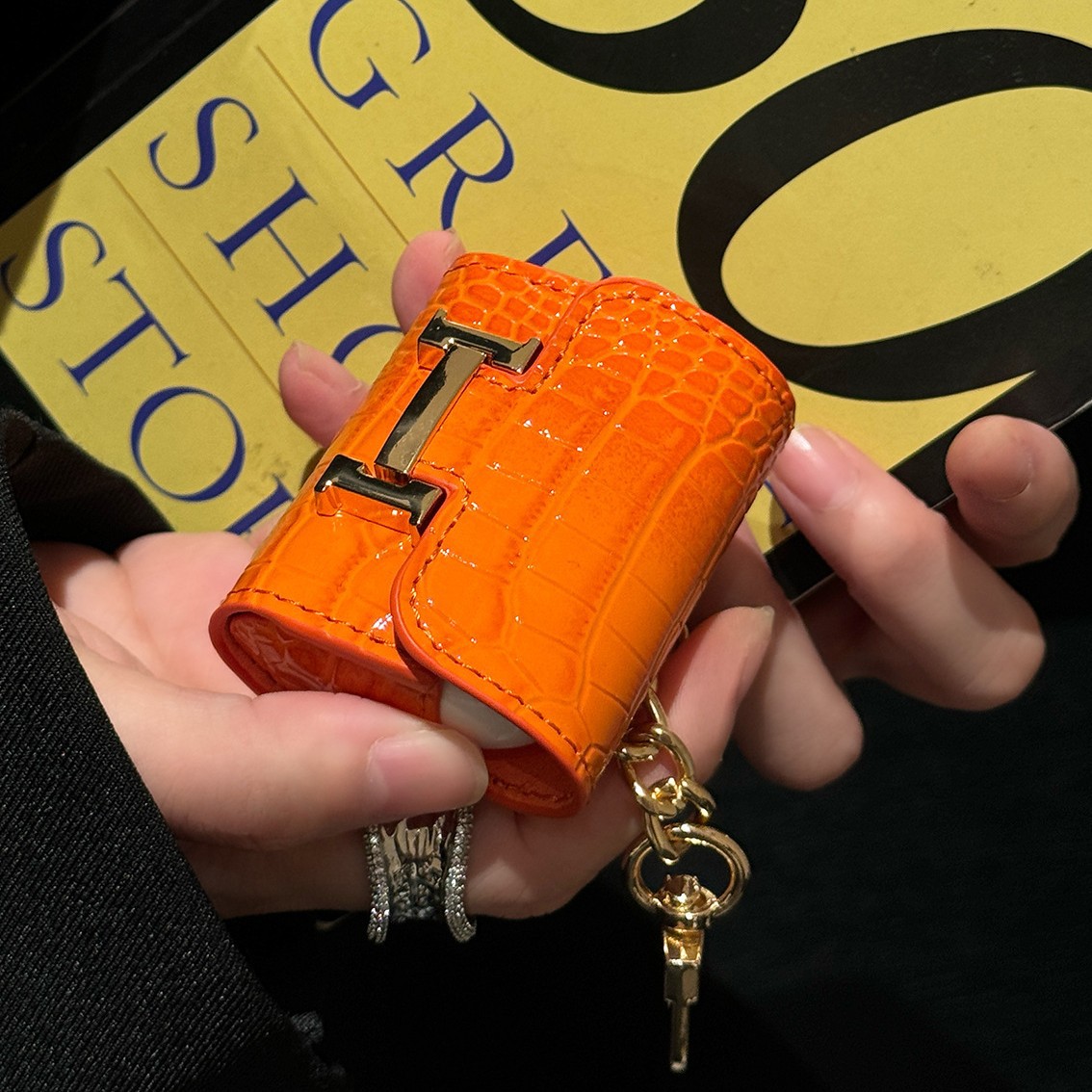 This high-end mini Bluetooth earphone case is suitable for airpodspro2 crocodile pattern bag keychain pendants Application Scenario