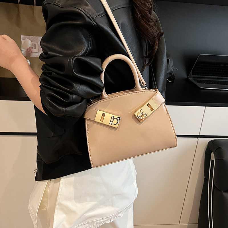2025 New high-end solid color large-capacity handbag for women, fashionable and trendy, simple commuting single-shoulder crossbody bag details Picture