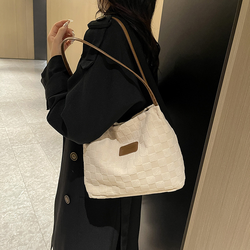 A large-capacity, trendy and stylish women's bag for 2024, a retro student casual single-shoulder underarm bag, and a fashionable tote bag details Picture
