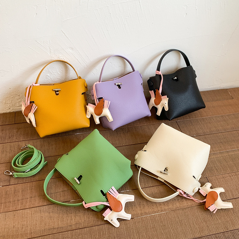 A solid color trendy bestseller handbag for women, a new 2025 fashionable and versatile crossbody bag, exquisite and super popular simple single-shoulder bag full figure