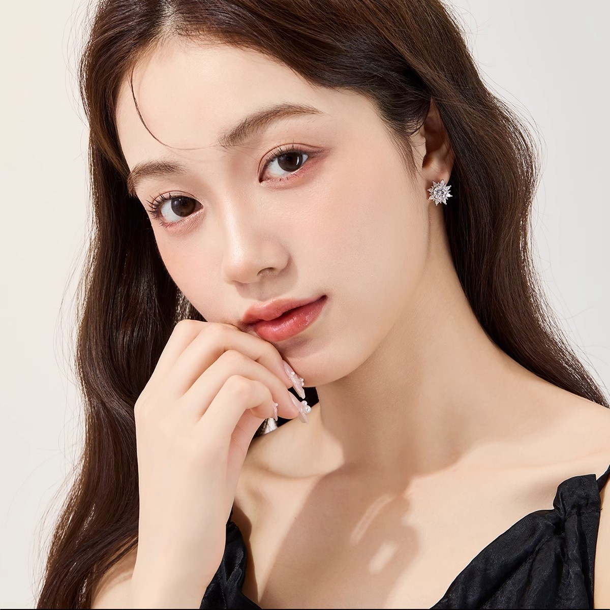 Xuhui brand exquisite and light luxury copper plated with real gold and set with zircon 925 silver needle sunflower knot earrings, fashionable and elegant full figure