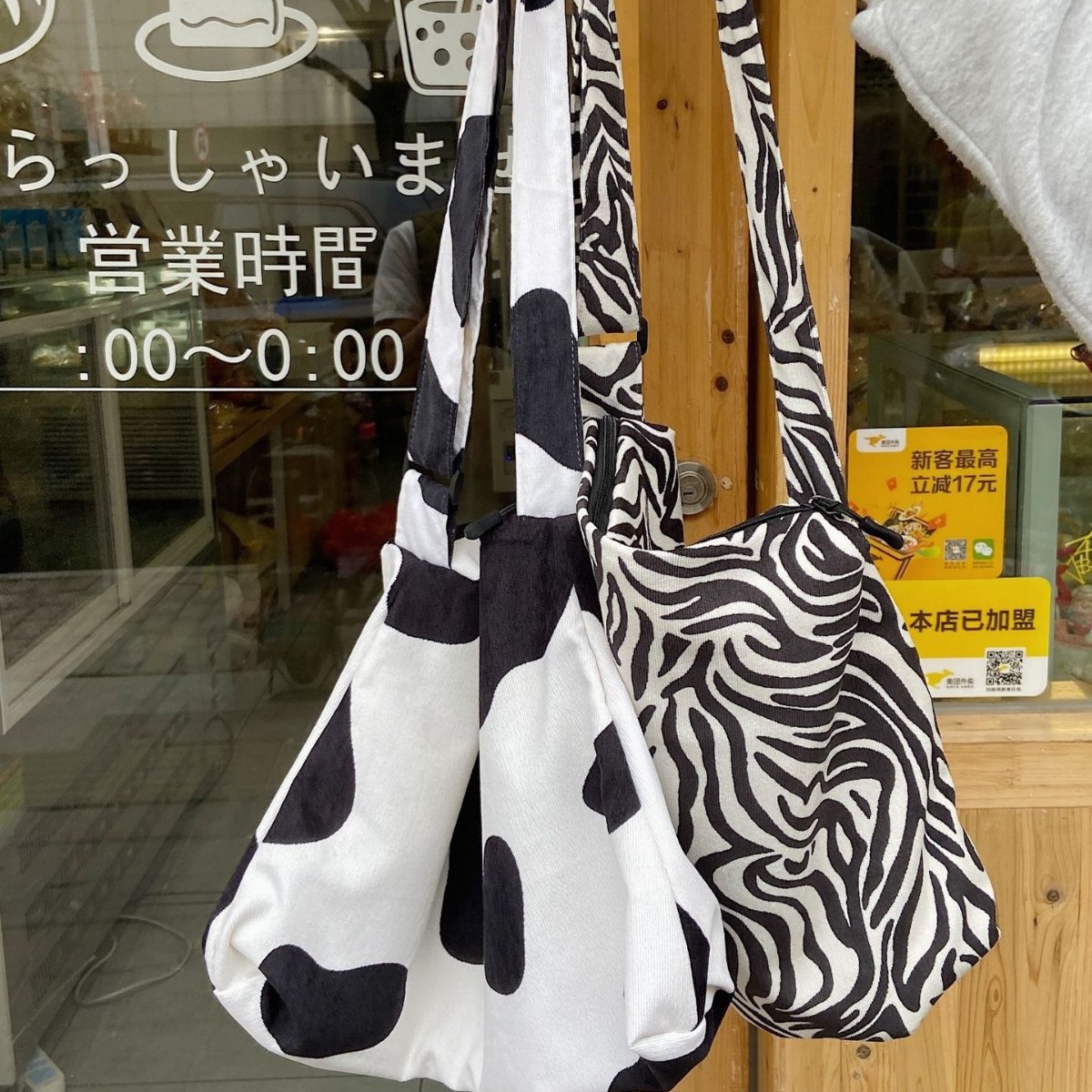 13261 Corduroy cow print crossbody bag, single-shoulder bag, large-capacity cow print versatile commuter handbag full figure