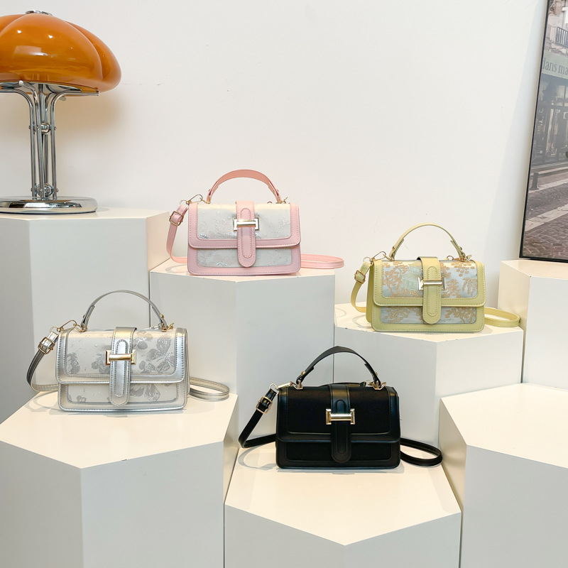 A niche design and fashionable single-shoulder small square bag for the autumn of 2024, a simple and elegant Korean-style hand-held crossbody bag Application Scenario