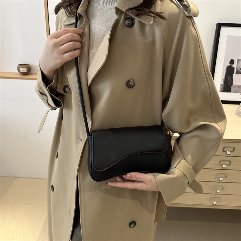 A new 2024 autumn single-shoulder bag, a simple and stylish women's underarm bag for commuting to work Specification drawing