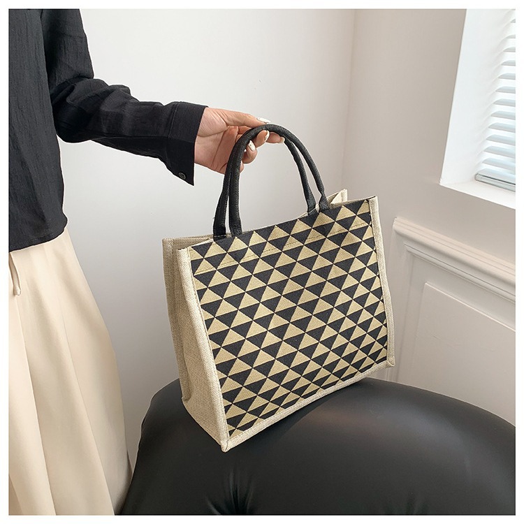 The new Korean version of the 2024 summer fashion single-shoulder tote bag is a large-capacity shopping bag for female students' classes Application Scenario
