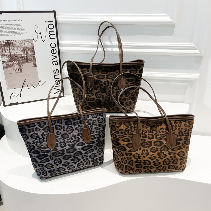 Cross-border autumn and winter large-capacity retro leopard print tote bag for women, 2024 new trendy Korean-style fashionable commuting single-shoulder bag Application Scenario