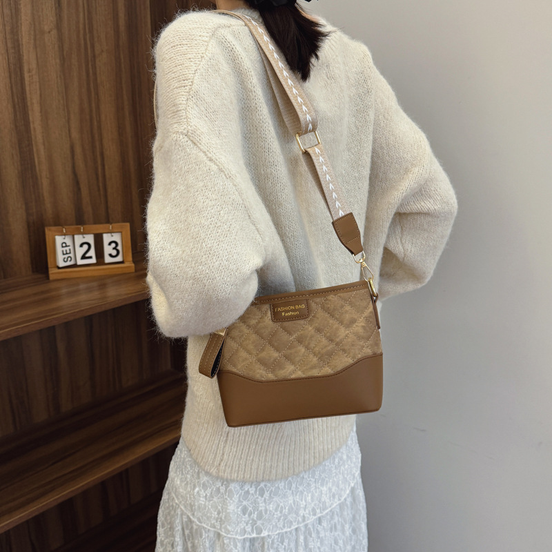 A niche design diamond-patterned bucket bag for women in 2025, featuring a contrasting color wide shoulder strap and a fashionable and trendy single-shoulder crossbody bag details Picture