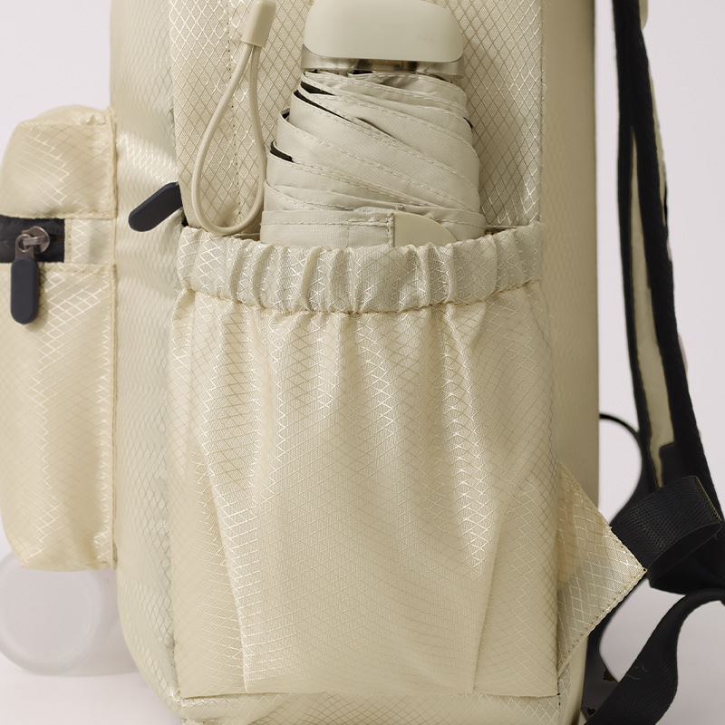 Runhui's new diamond-shaped checkered backpack is a foldable backpack for travel, a lightweight student schoolbag, and a backpack for women Application Scenario
