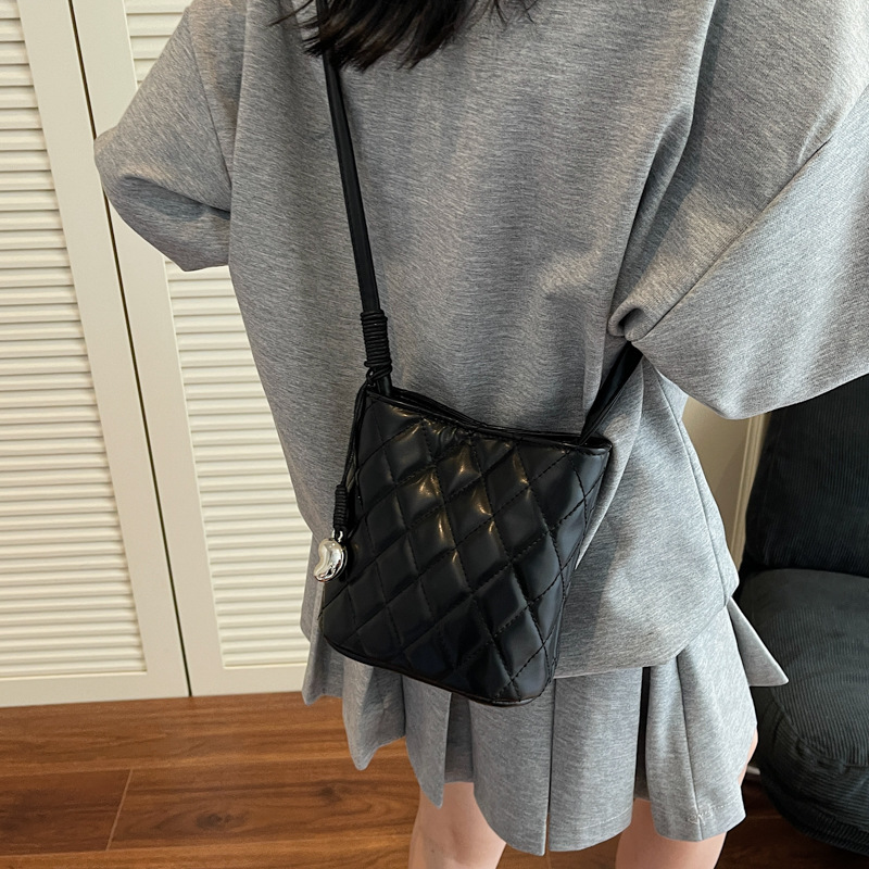 2025 New high-end and fashionable embroidered diamond-shaped bucket bag for women, simple solid color, trendy commuting single-shoulder crossbody bag Application Scenario