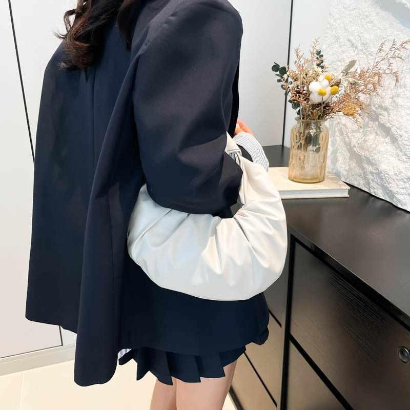 The retro and simple pleated crescent moon bag is a new Korean style trendy and fashionable niche design handbag for the autumn of 2024 Specification drawing