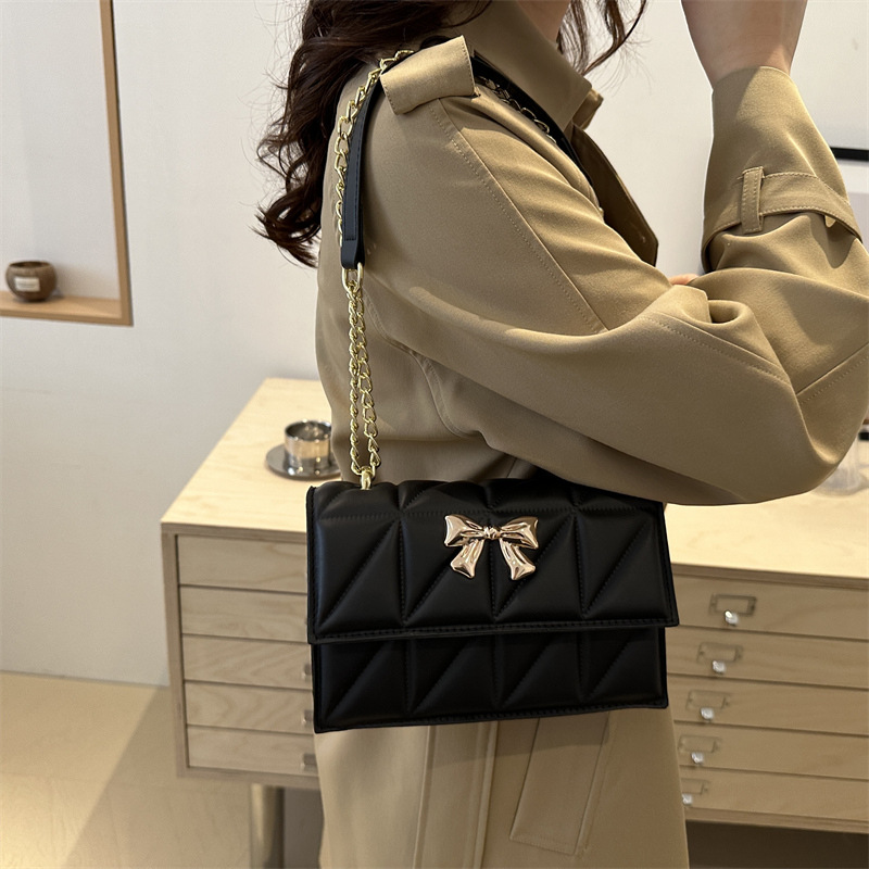 A trendy butterfly magnetic clasp underarm bag for women's 2024 autumn and winter collection, a stylish small square bag, a single-shoulder crossbody bag for women Specification drawing